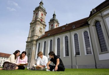 В Швейцарии обучение в ПТУ теперь будет на английском языке